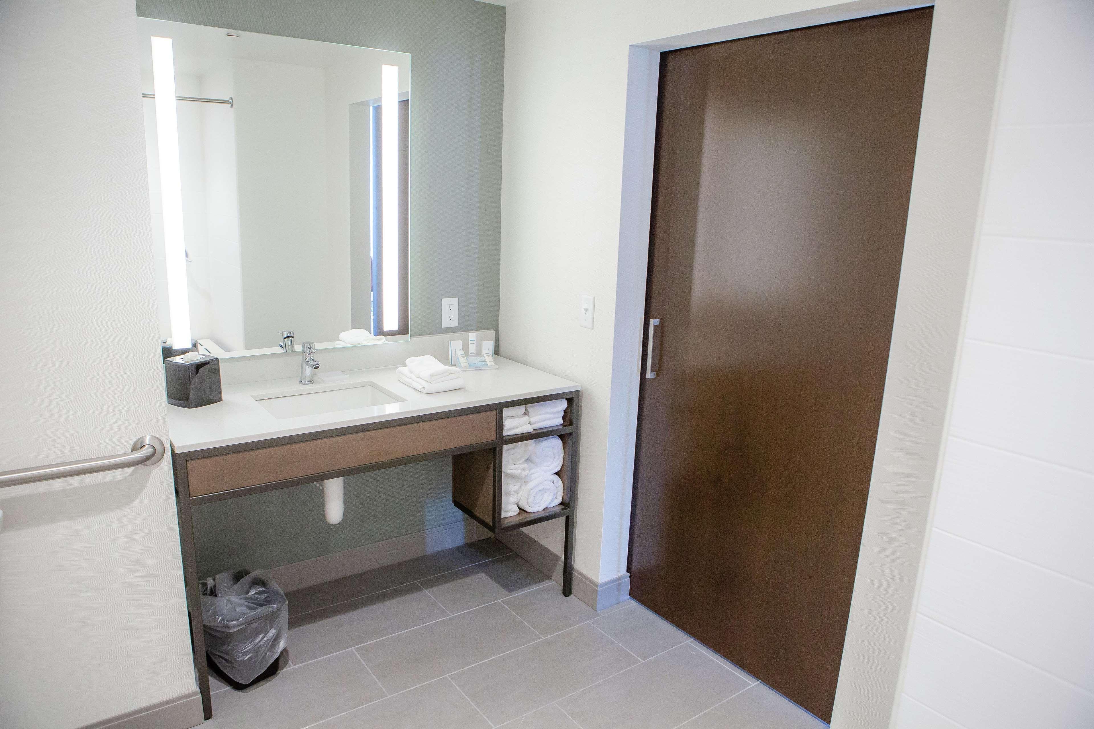 Hilton Garden Inn Corning Downtown Екстер'єр фото